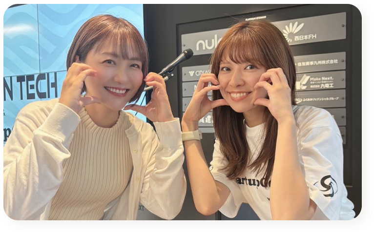 YouTuberと女性タレントが笑顔で並んでいる写真