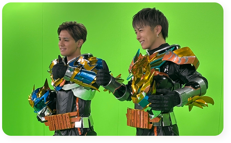 ヒーロー衣装を着た男性タレント二人の写真