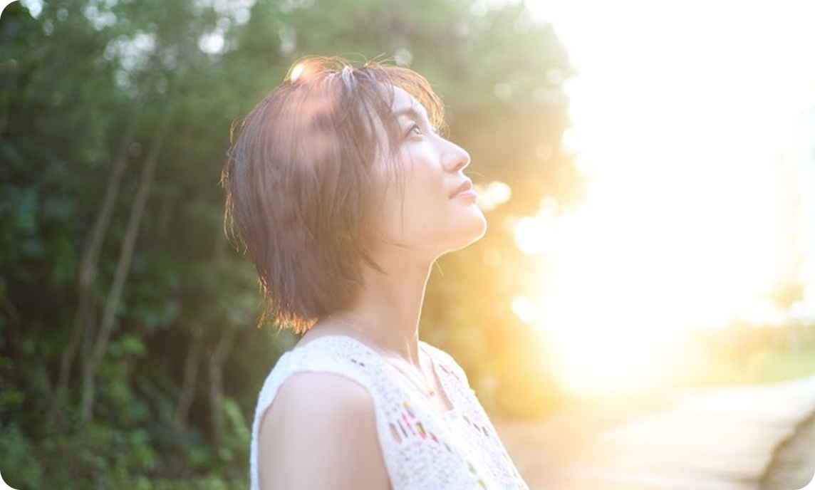 夕日を浴びる女性のポートレート