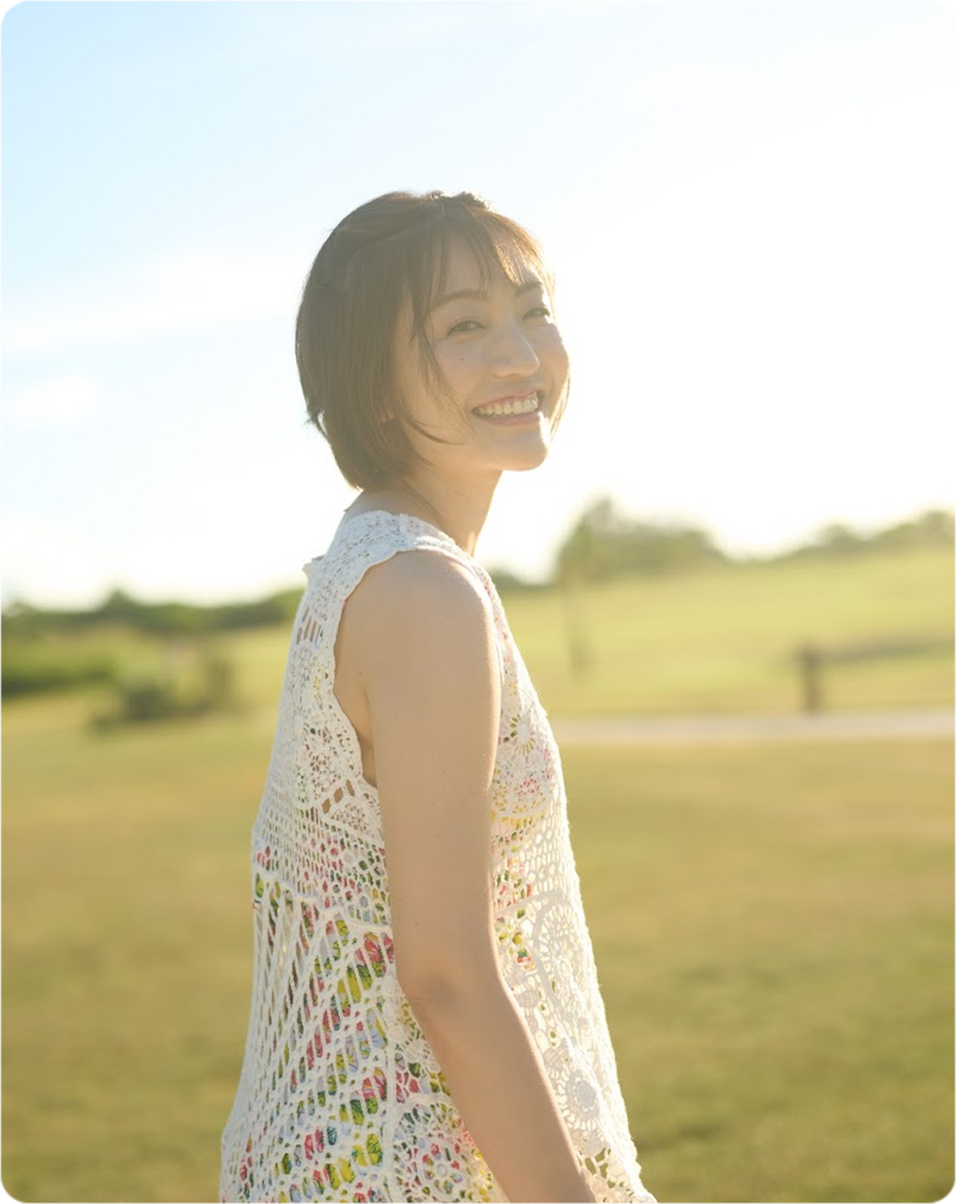 芝生の上で笑顔の女性の写真