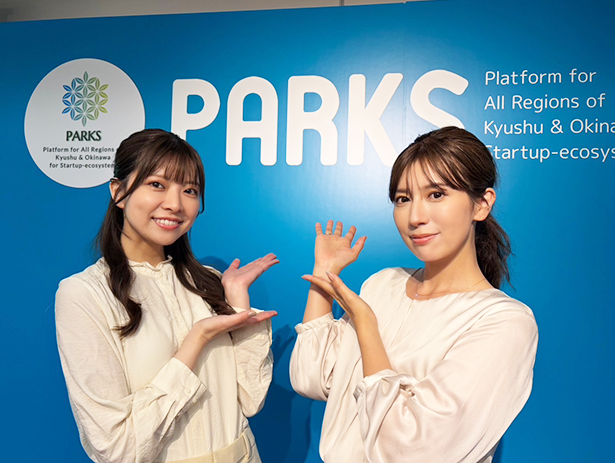 イベント登壇で挨拶する2人の女性