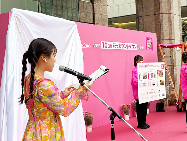 屋外イベントでスピーチする女の子