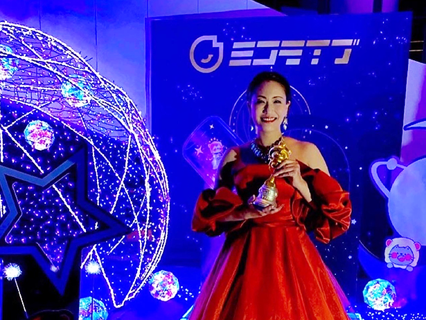 ステージでドレスを着た女性パフォーマー